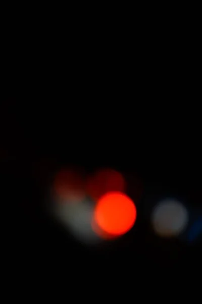 Licht Nacht in der Stadt blau Bokeh abstrakt Hintergrund Unschärfe Linse Fackel Reflexion schönen Kreis glitzern Lampe Straße mit dunklem Himmel Festival Feuerwerk — Stockfoto