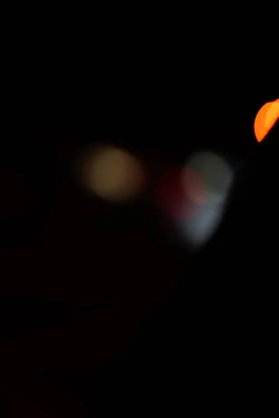 블루 시티 bokeh 추상 배경 흐림 렌즈 플레어 반성에서 밤을 빛 아름 다운 원형 반짝임 램프 어두운 하늘 축제 불꽃놀이와 거리 — 스톡 사진