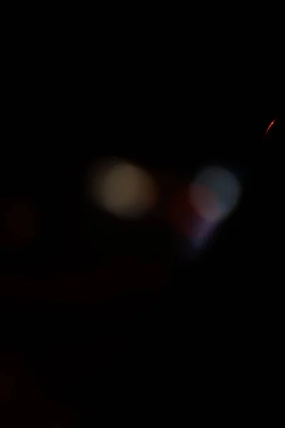 Lumière nuit à la ville bleu bokeh abstrait fond flou lentille reflet beau cercle paillettes lampe rue avec ciel sombre festival feu d'artifice — Photo