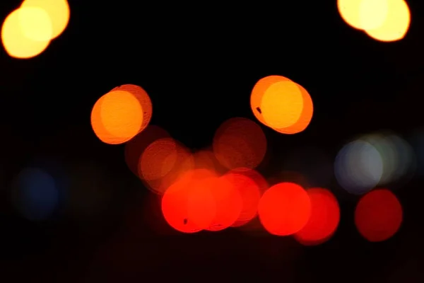 블루 시티 bokeh 추상 배경 흐림 렌즈 플레어 반성에서 밤을 빛 아름 다운 원형 반짝임 램프 어두운 하늘 축제 불꽃놀이와 거리 — 스톡 사진