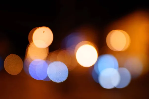 Noche de luz en la ciudad azul bokeh abstracto fondo difuminación lente destello reflejo hermoso círculo brillo lámpara calle con cielo oscuro festival fuegos artificiales —  Fotos de Stock