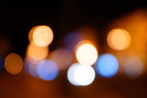 Ljus natt på city blå bokeh abstrakt bakgrund oskärpa linsen flare reflektion vacker cirkel glitter lamp gatan med mörk himmel festival fyrverkeri — Stockfoto