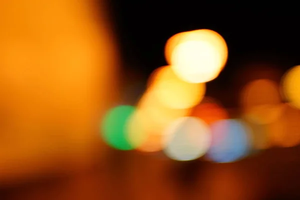 Noite leve na cidade azul bokeh abstrato fundo borrão lente flare reflexão belo círculo brilho lâmpada rua com céu escuro festival fogos de artifício — Fotografia de Stock