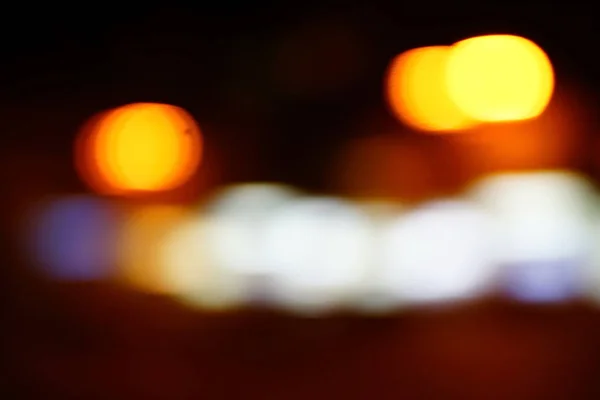 Noche de luz en la ciudad azul bokeh abstracto fondo difuminación lente destello reflejo hermoso círculo brillo lámpara calle con cielo oscuro festival fuegos artificiales —  Fotos de Stock