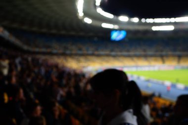 Bulanık boş gece grand futbol ışıklar arenada. Futbol ya da futbol oyuncu. Bokeh ile soyut spor arka plan.