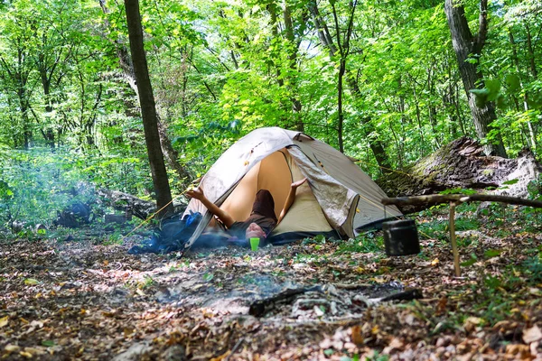 A máglya és a turisztikai sátor az erdő, a turisztikai pihen a sátor közelében. — Stock Fotó
