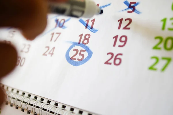 Markeringar i skrivbordet kalendern, markör märkningar. — Stockfoto