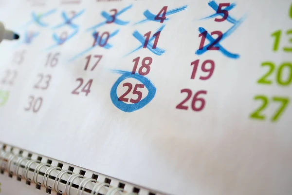 Marcas en el calendario de escritorio, marcas de marcadores . —  Fotos de Stock