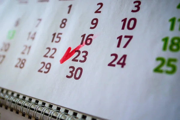 En el calendario de la pared, el marcador marca fechas importantes, fecha límite —  Fotos de Stock
