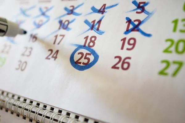 En el calendario de la pared, el marcador marca fechas importantes, fecha límite —  Fotos de Stock