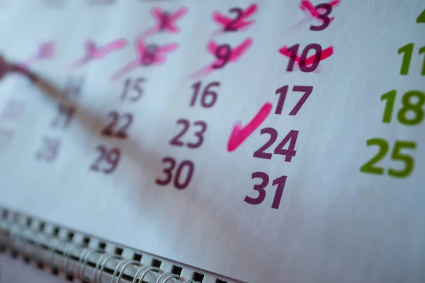 En el calendario de la pared, el marcador marca fechas importantes, fecha límite —  Fotos de Stock