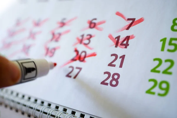 На календаре на стене маркер отмечает важные даты, крайний срок — стоковое фото