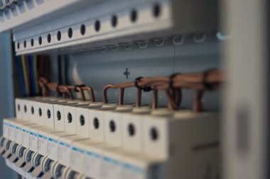 yakın çekim bir elektrikçi iş bir endüstriyel Panel montaj ve yeni kablo montaj