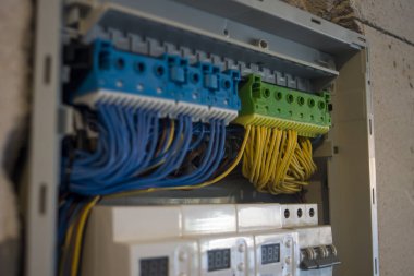 yakın çekim bir elektrikçi iş bir endüstriyel Panel montaj ve yeni kablo montaj