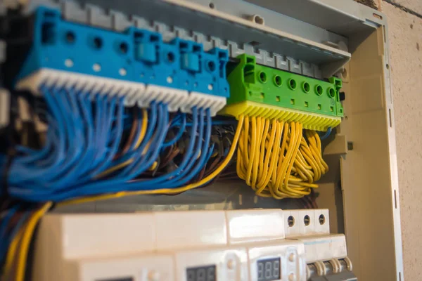 yakın çekim bir elektrikçi iş bir endüstriyel Panel montaj ve yeni kablo montaj