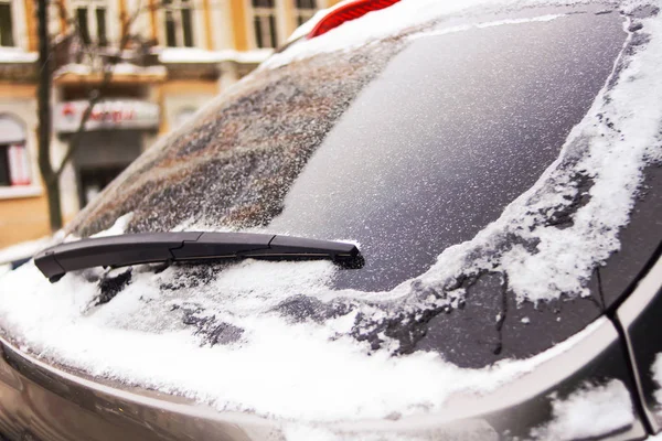 特写镜头拍摄的一辆汽车的挡风玻璃刮水器覆盖在雪里 — 图库照片