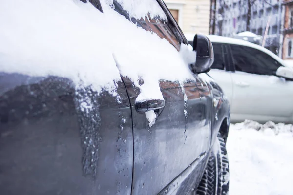 Νιφάδες αυτοκίνητο πόρτα λαβή χειμώνα τον παγετό χιονιού κρύσταλλοι πάγου — Φωτογραφία Αρχείου