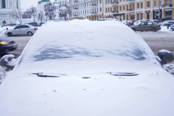 Close-up shot of a car's windscreen wiper covered in snow — Stock Photo, Image