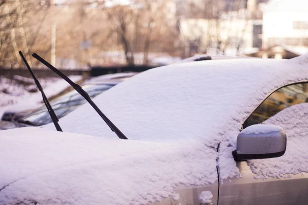 特写镜头拍摄的一辆汽车的挡风玻璃刮水器覆盖在雪里 — 图库照片