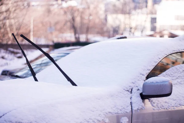 Στενή-up shot των υαλοκαθαριστήρων του αυτοκινήτου, καλυμμένο με χιόνι — Φωτογραφία Αρχείου