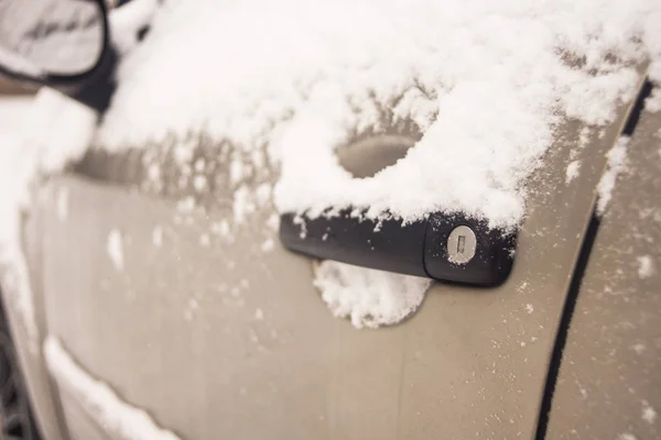 Auto deur handvat-wintersneeuw vorst vlokken ijskristallen — Stockfoto