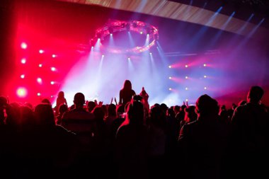 konser, arka plan eğlenceli parti atlama, büyük bir grup kutlama yeni yıl tatili, insanları mutlu zevk kalabalık kavramı