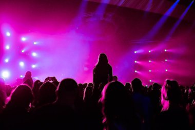 konser, arka plan eğlenceli parti atlama, büyük bir grup kutlama yeni yıl tatili, insanları mutlu zevk kalabalık kavramı