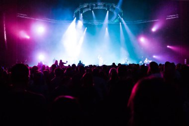 konser, arka plan eğlenceli parti atlama, büyük bir grup kutlama yeni yıl tatili, insanları mutlu zevk kalabalık kavramı