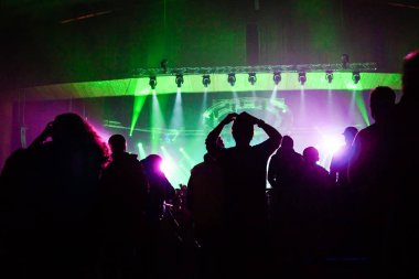 konser, arka plan eğlenceli parti atlama, büyük bir grup kutlama yeni yıl tatili, insanları mutlu zevk kalabalık kavramı