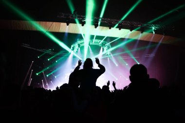 konser, arka plan eğlenceli parti atlama, büyük bir grup kutlama yeni yıl tatili, insanları mutlu zevk kalabalık kavramı