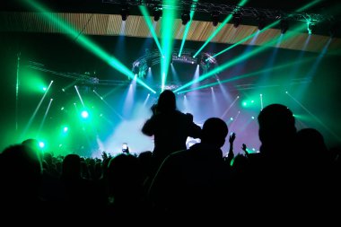 konser, arka plan eğlenceli parti atlama, büyük bir grup kutlama yeni yıl tatili, insanları mutlu zevk kalabalık kavramı