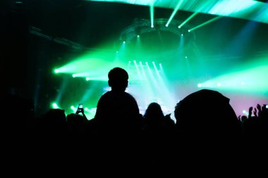 konser, arka plan eğlenceli parti atlama, büyük bir grup kutlama yeni yıl tatili, insanları mutlu zevk kalabalık kavramı