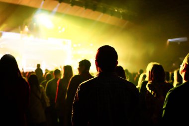 konser, arka plan eğlenceli parti atlama, büyük bir grup kutlama yeni yıl tatili, insanları mutlu zevk kalabalık kavramı