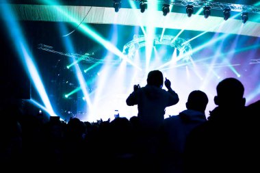 konser, arka plan eğlenceli parti atlama, büyük bir grup kutlama yeni yıl tatili, insanları mutlu zevk kalabalık kavramı