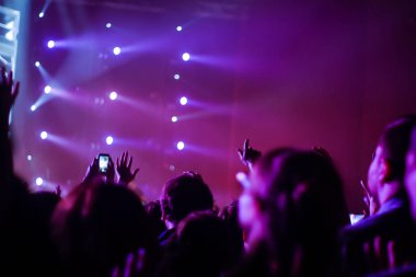 konser, arka plan eğlenceli parti atlama, büyük bir grup kutlama yeni yıl tatili, insanları mutlu zevk kalabalık kavramı