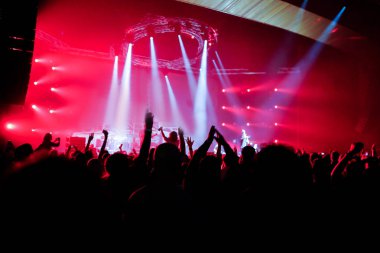 konser, arka plan eğlenceli parti atlama, büyük bir grup kutlama yeni yıl tatili, insanları mutlu zevk kalabalık kavramı