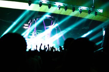 konser, arka plan eğlenceli parti atlama, büyük bir grup kutlama yeni yıl tatili, insanları mutlu zevk kalabalık kavramı