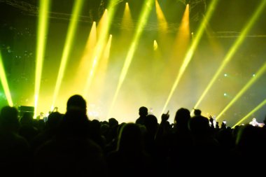 konser, arka plan eğlenceli parti atlama, büyük bir grup kutlama yeni yıl tatili, insanları mutlu zevk kalabalık kavramı