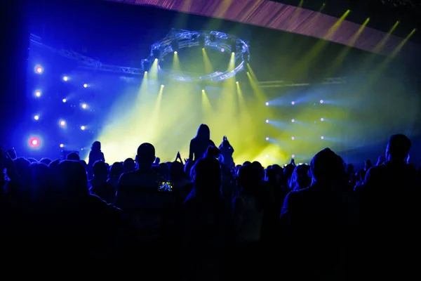 Publikum genießt Konzert, glückliche Menschen springen, große Gruppe feiert Neujahrsfest, Party Hintergrundspaß Konzept — Stockfoto