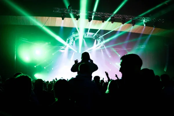 Publikum genießt Konzert, glückliche Menschen springen, große Gruppe feiert Neujahrsfest, Party Hintergrundspaß Konzept — Stockfoto