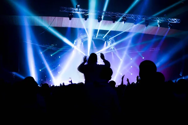 Multitud disfrutando de concierto, gente feliz saltando, grupo grande celebrando vacaciones de año nuevo, fiesta fondo concepto divertido — Foto de Stock