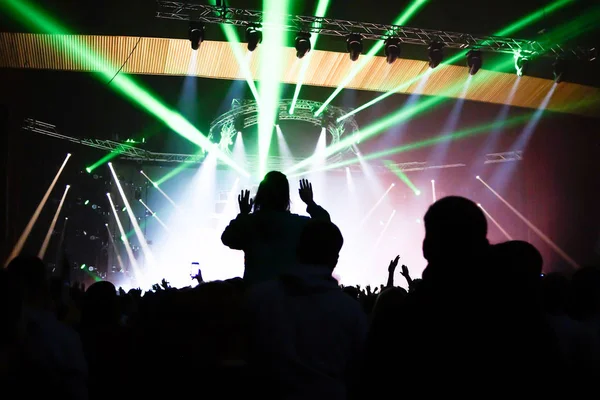 Publikum genießt Konzert, glückliche Menschen springen, große Gruppe feiert Neujahrsfest, Party Hintergrundspaß Konzept — Stockfoto