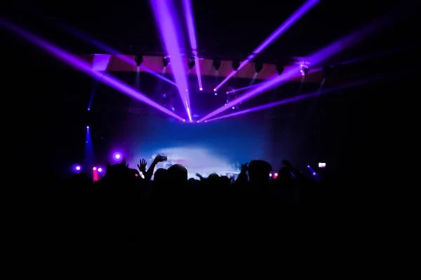 Menigte genieten van concert, gelukkig mensen springen, grote groep vieren nieuwe jaar vakantie, partij achtergrond leuk concept — Stockfoto