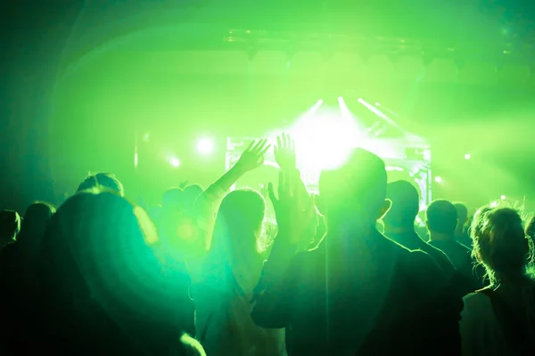 Publikum genießt Konzert, glückliche Menschen springen, große Gruppe feiert Neujahrsfest, Party Hintergrundspaß Konzept — Stockfoto