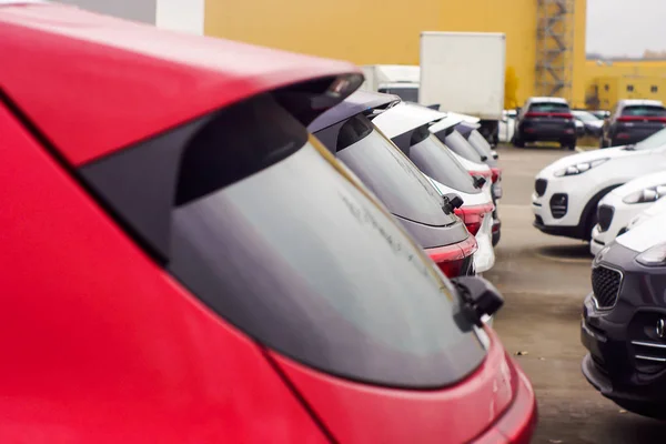 Carros para venda Stock Lot Row. Inventário do concessionário de automóveis — Fotografia de Stock