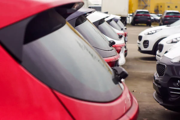 Carros para venda Stock Lot Row. Inventário do concessionário de automóveis — Fotografia de Stock