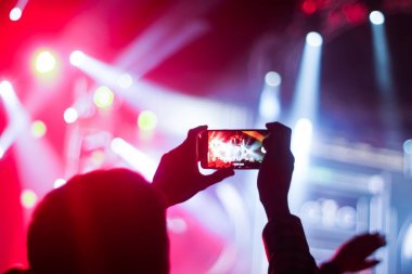 Bir konser sırasında akıllı telefonla fotoğraf çekmeyi kapat