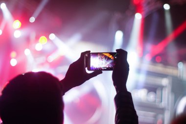 Bir konser sırasında akıllı telefonla fotoğraf çekmeyi kapat
