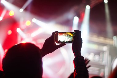 Bir konser sırasında akıllı telefonla fotoğraf çekmeyi kapat
