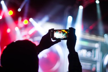 Bir konser sırasında akıllı telefonla fotoğraf çekmeyi kapat